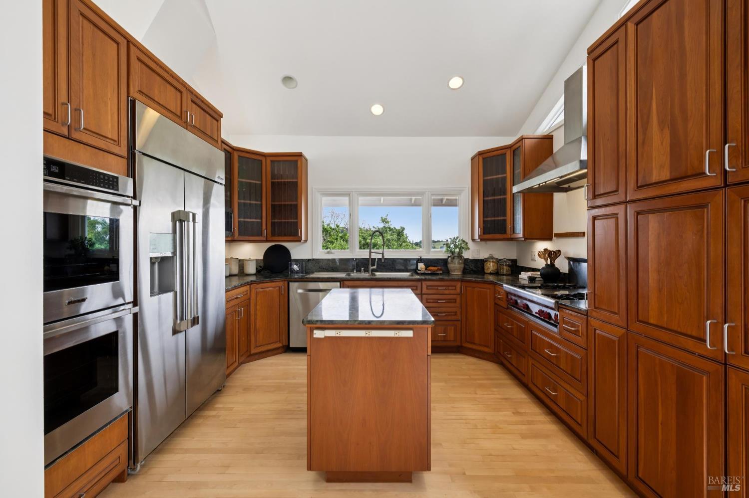 Detail Gallery Image 14 of 48 For 290 Stuyvesant Dr, San Anselmo,  CA 94960 - 4 Beds | 2/1 Baths