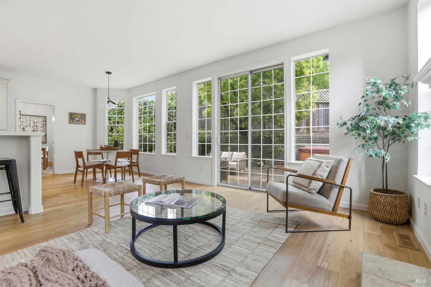 Detail Gallery Image 10 of 34 For 11 Red Oak Ct, Novato,  CA 94949 - 5 Beds | 3 Baths