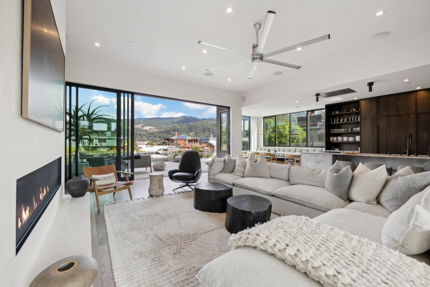 Detail Gallery Image 5 of 30 For 297 Seadrift Rd, Stinson Beach,  CA 94970 - 3 Beds | 2 Baths