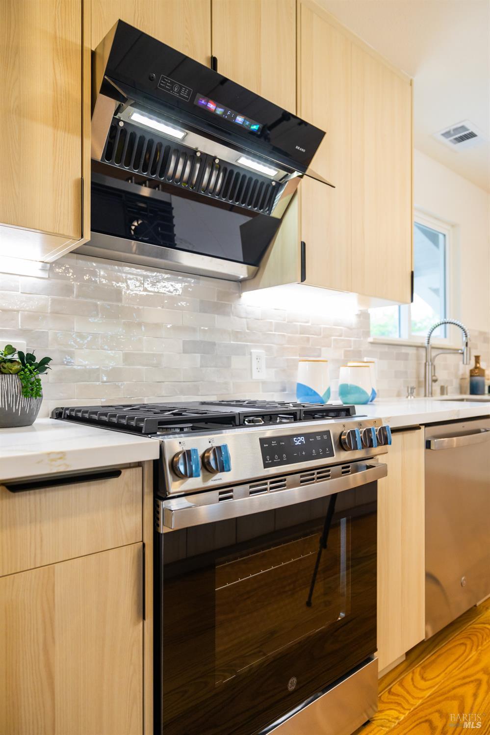 Detail Gallery Image 5 of 25 For 534 Rowland Blvd, Novato,  CA 94947 - 4 Beds | 2 Baths