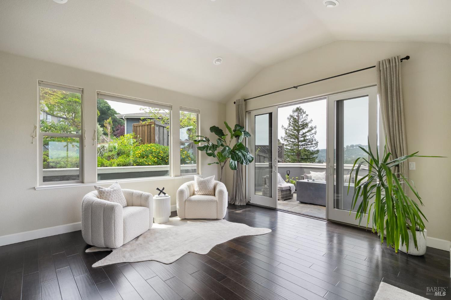 Detail Gallery Image 9 of 36 For 11 Edgehill Way, San Rafael,  CA 94903 - 4 Beds | 3/1 Baths