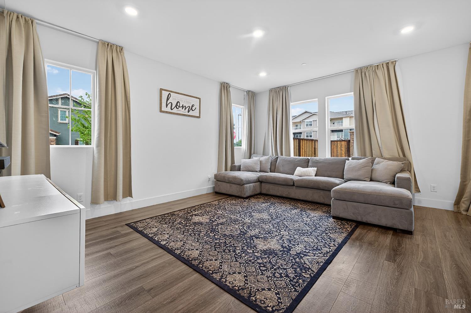 Detail Gallery Image 3 of 31 For 6042 Oxford Pl, Rohnert Park,  CA 94928 - 4 Beds | 2/1 Baths