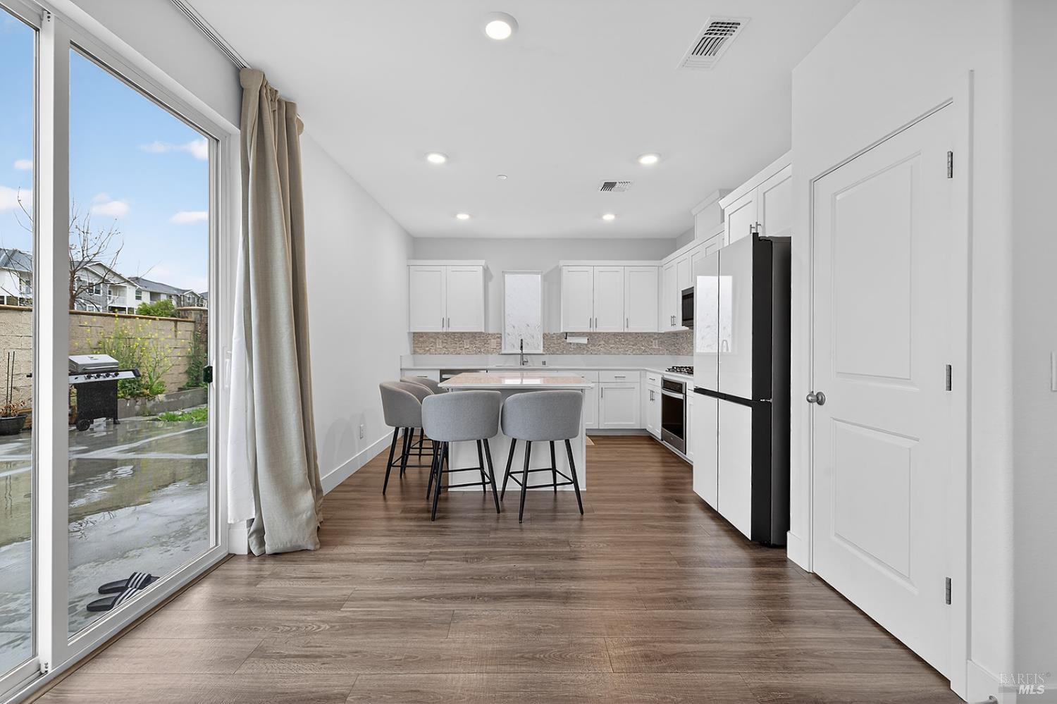 Detail Gallery Image 6 of 31 For 6042 Oxford Pl, Rohnert Park,  CA 94928 - 4 Beds | 2/1 Baths