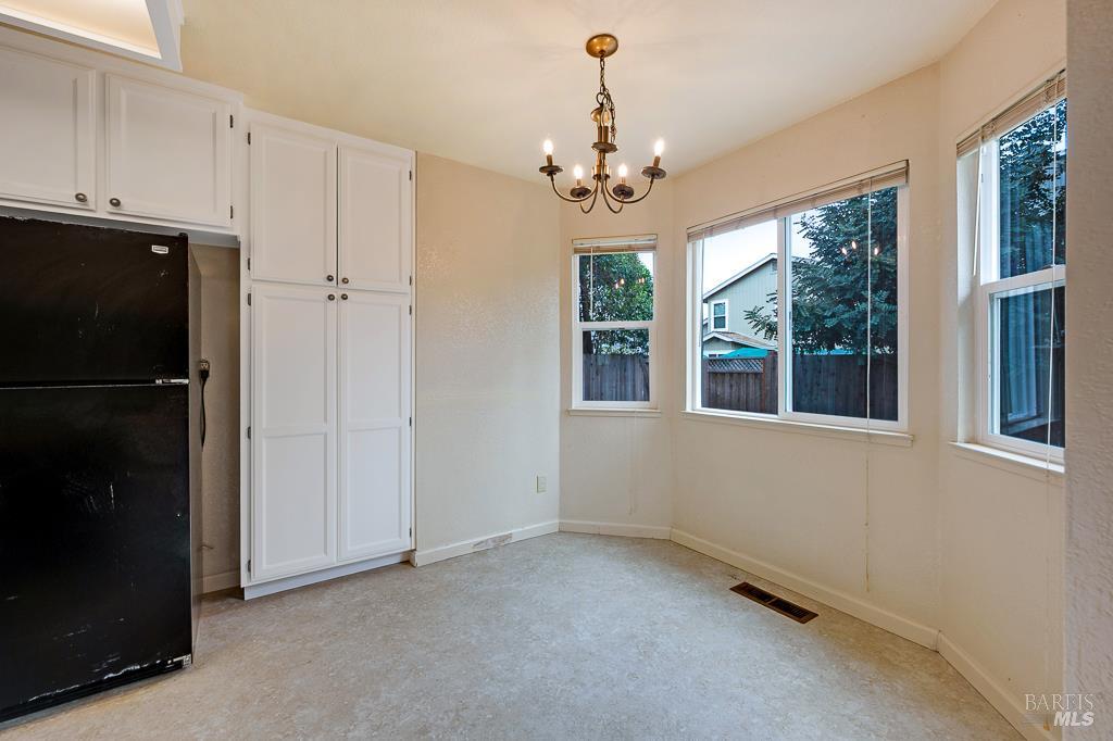 Detail Gallery Image 11 of 34 For 1924 Gambels Way, Santa Rosa,  CA 95403 - 4 Beds | 2/1 Baths