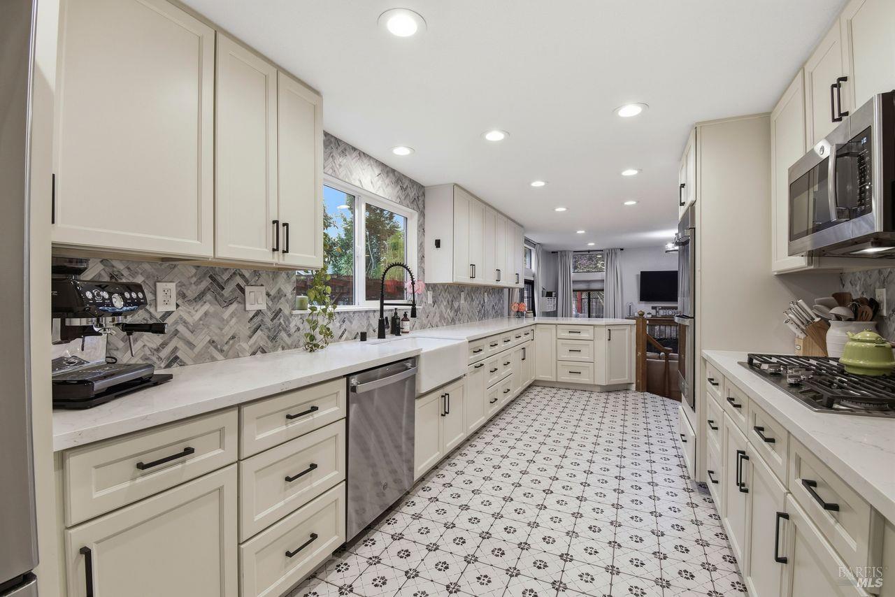 Detail Gallery Image 8 of 38 For 8270 Honor Pl, Cotati,  CA 94931 - 4 Beds | 2/1 Baths