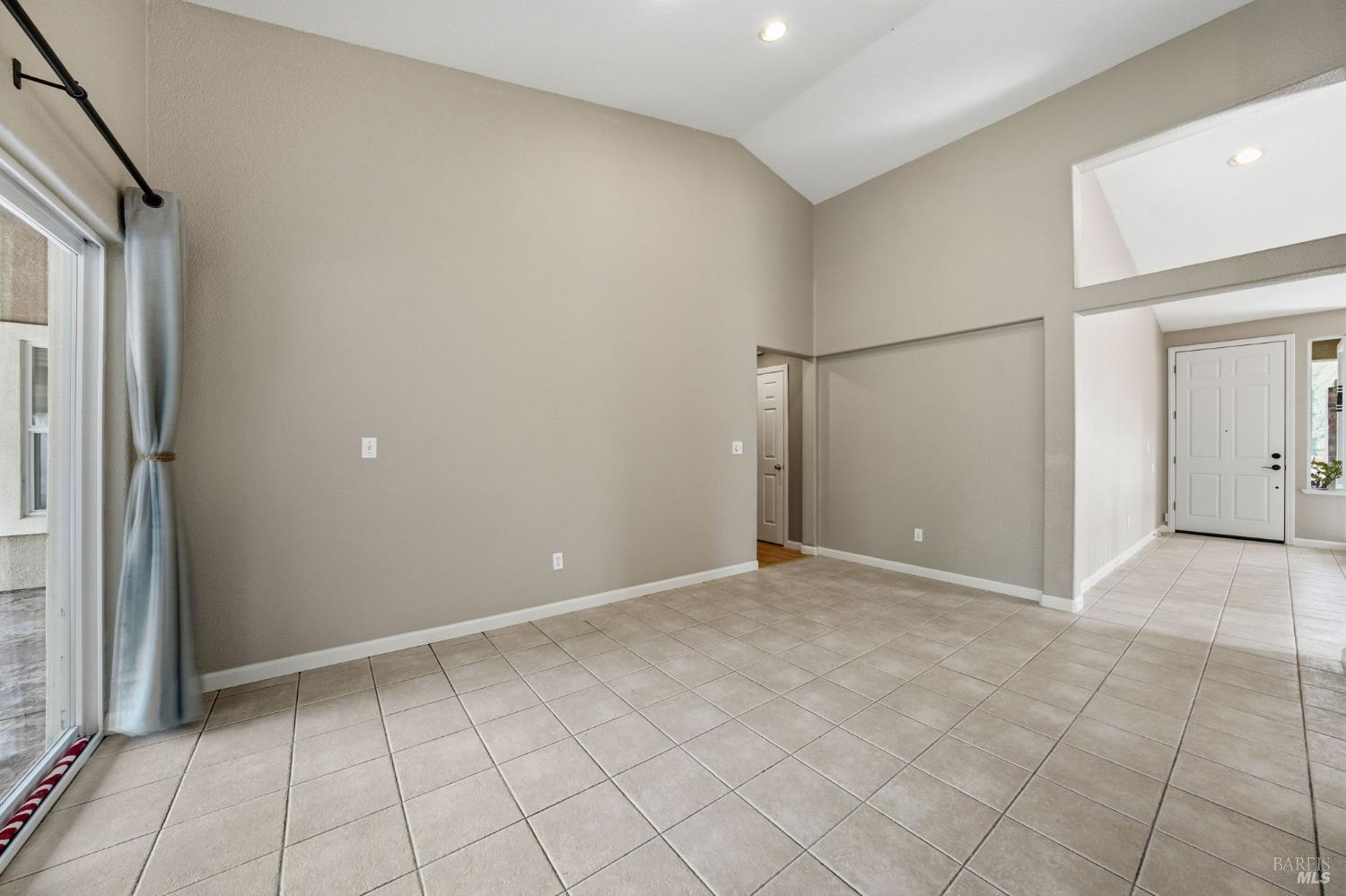 Detail Gallery Image 20 of 78 For 715 Antiquity Dr, Fairfield,  CA 94534 - 5 Beds | 2 Baths