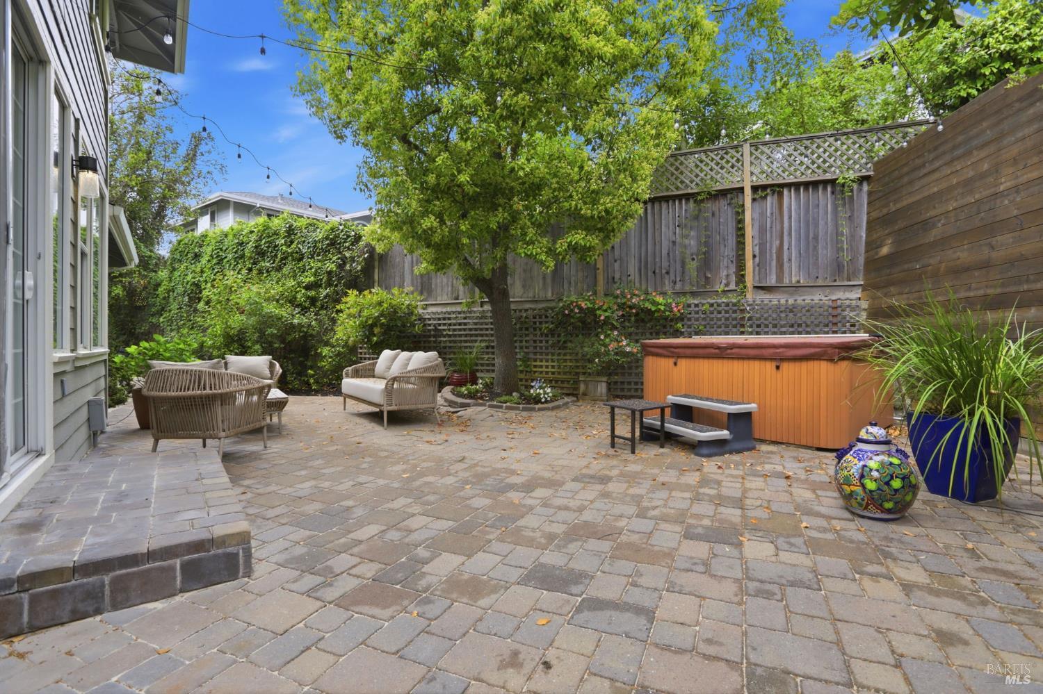 Detail Gallery Image 15 of 34 For 11 Red Oak Ct, Novato,  CA 94949 - 5 Beds | 3 Baths