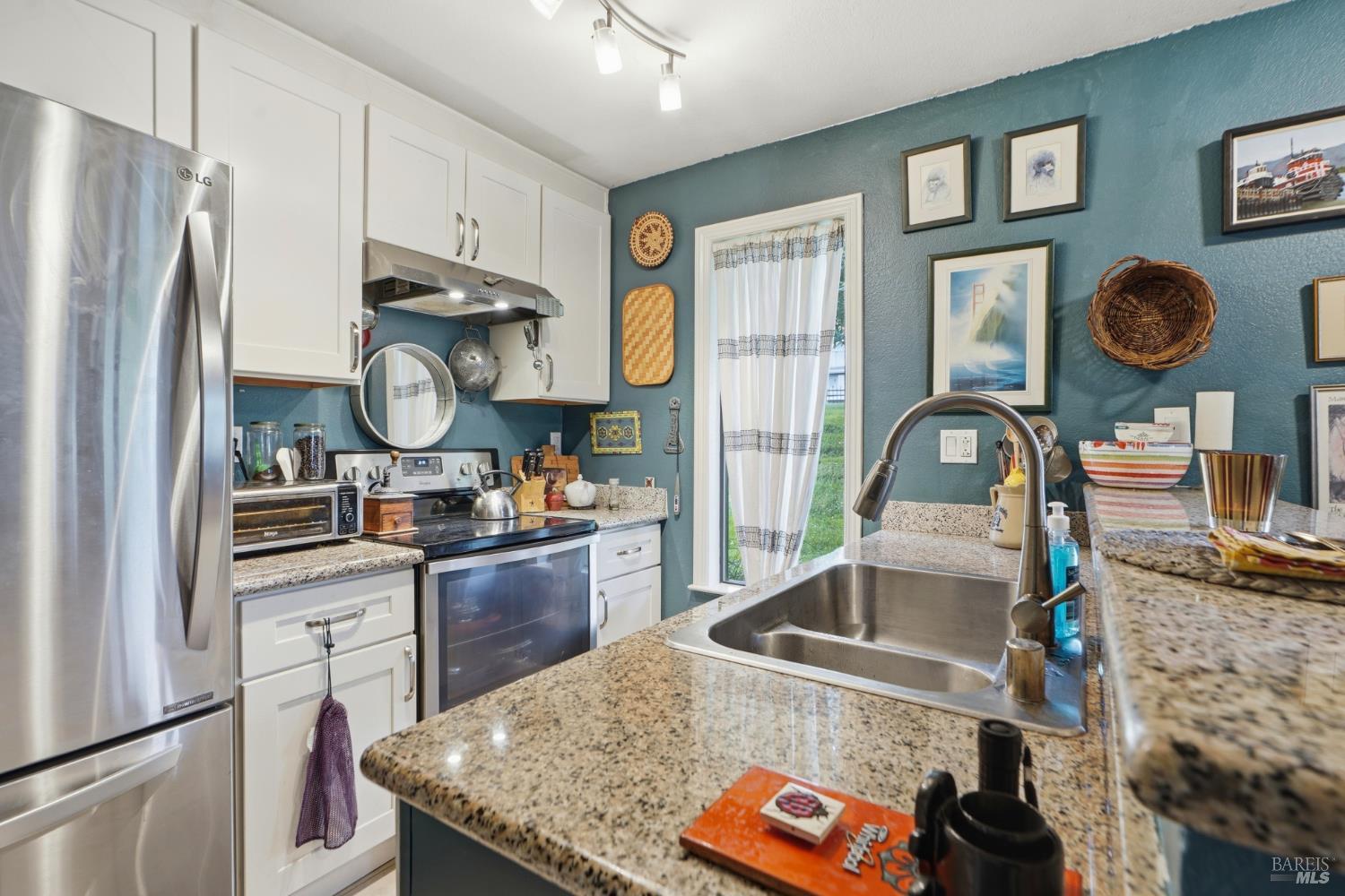 Detail Gallery Image 9 of 28 For 32 Dockside Cir, San Rafael,  CA 94903 - 2 Beds | 1 Baths