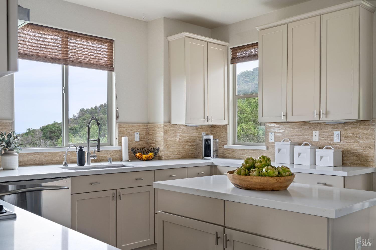 Detail Gallery Image 3 of 36 For 11 Edgehill Way, San Rafael,  CA 94903 - 4 Beds | 3/1 Baths