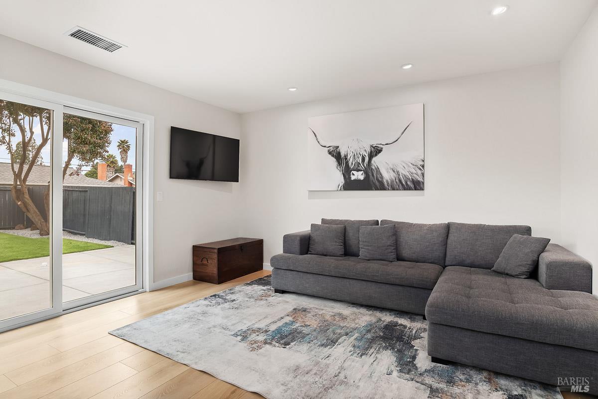 Detail Gallery Image 7 of 23 For 7685 Beverly Dr, Rohnert Park,  CA 94928 - 4 Beds | 2 Baths