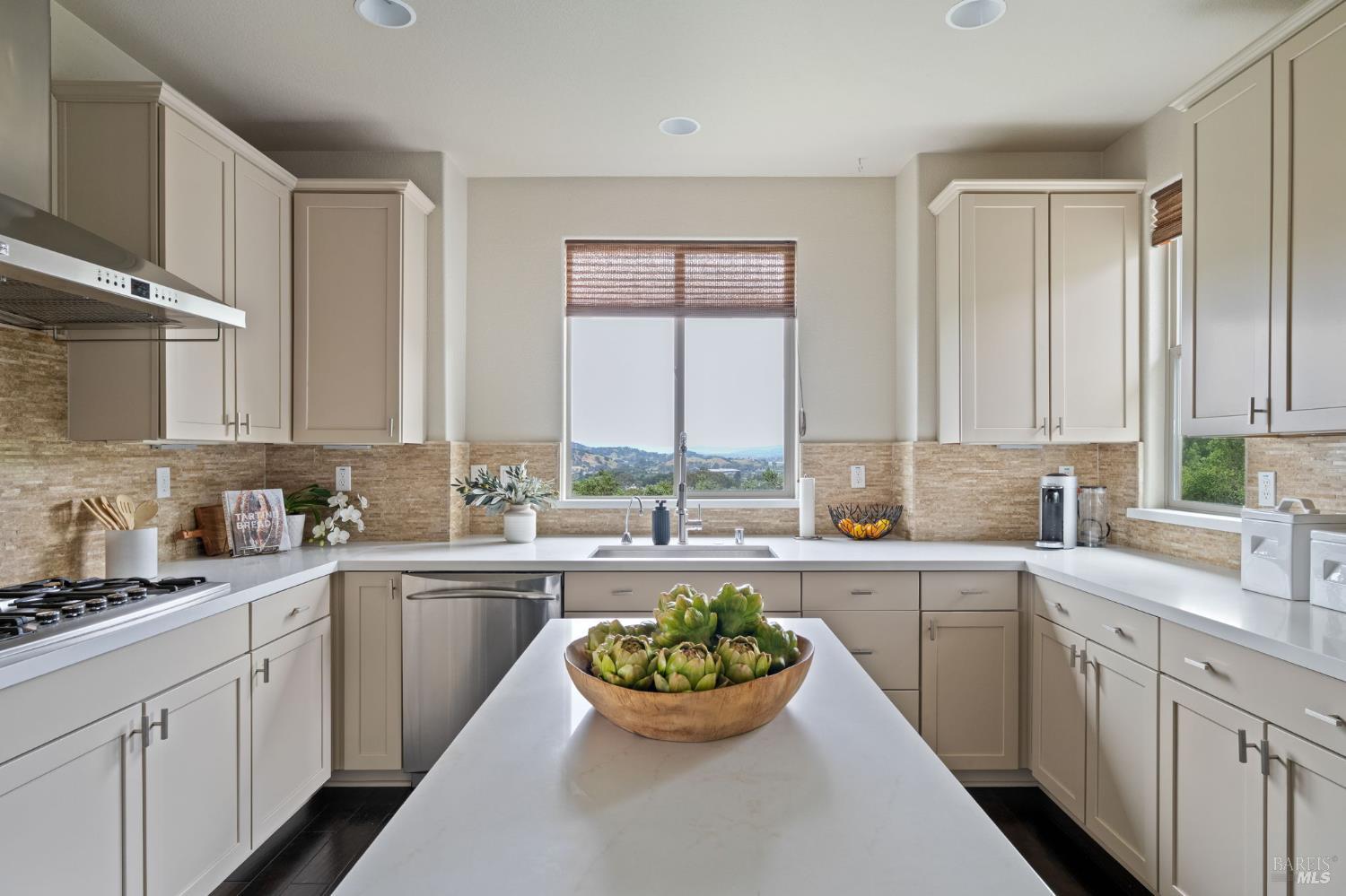 Detail Gallery Image 5 of 36 For 11 Edgehill Way, San Rafael,  CA 94903 - 4 Beds | 3/1 Baths