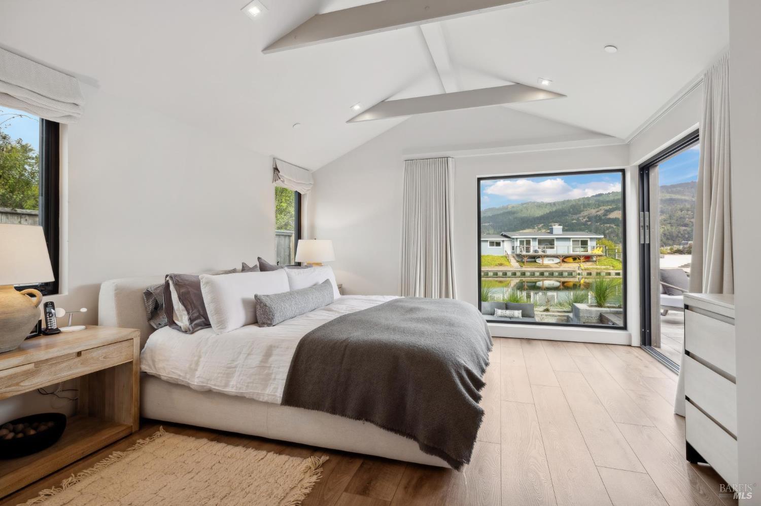 Detail Gallery Image 15 of 30 For 297 Seadrift Rd, Stinson Beach,  CA 94970 - 3 Beds | 2 Baths