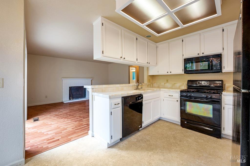 Detail Gallery Image 12 of 34 For 1924 Gambels Way, Santa Rosa,  CA 95403 - 4 Beds | 2/1 Baths