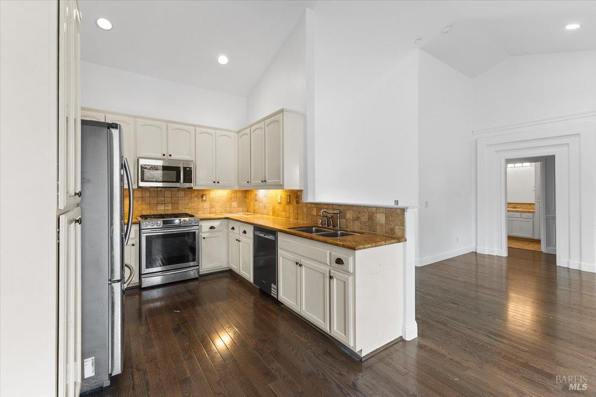 Detail Gallery Image 11 of 34 For 103 Paul Wittke Dr, Healdsburg,  CA 95448 - 4 Beds | 3 Baths