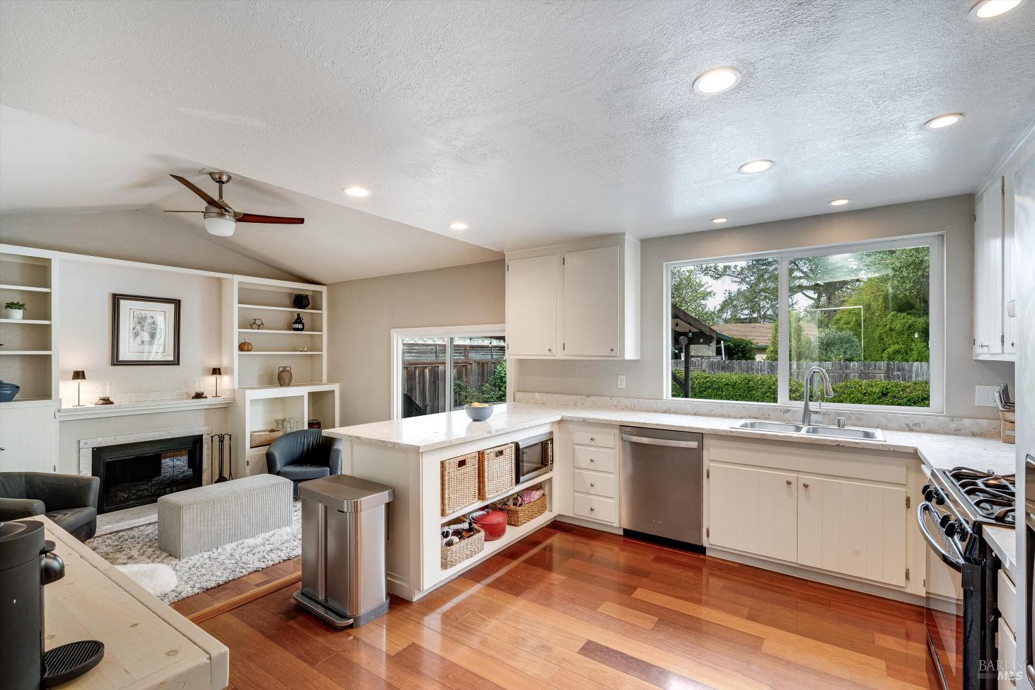 Detail Gallery Image 4 of 79 For 525 Oak Lake Ave, Santa Rosa,  CA 95409 - 5 Beds | 3 Baths