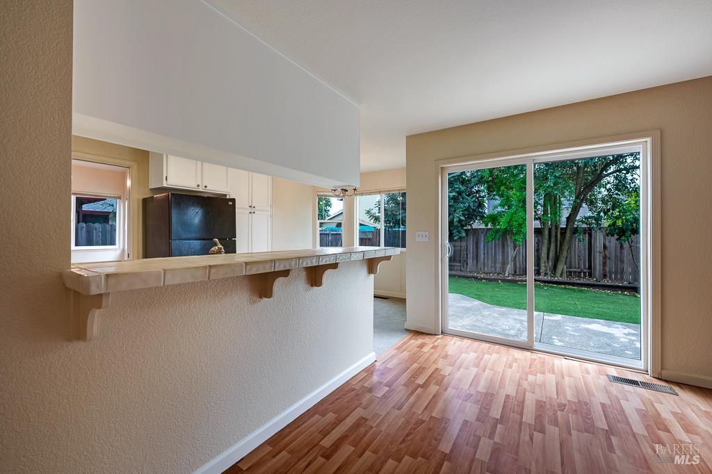 Detail Gallery Image 13 of 34 For 1924 Gambels Way, Santa Rosa,  CA 95403 - 4 Beds | 2/1 Baths