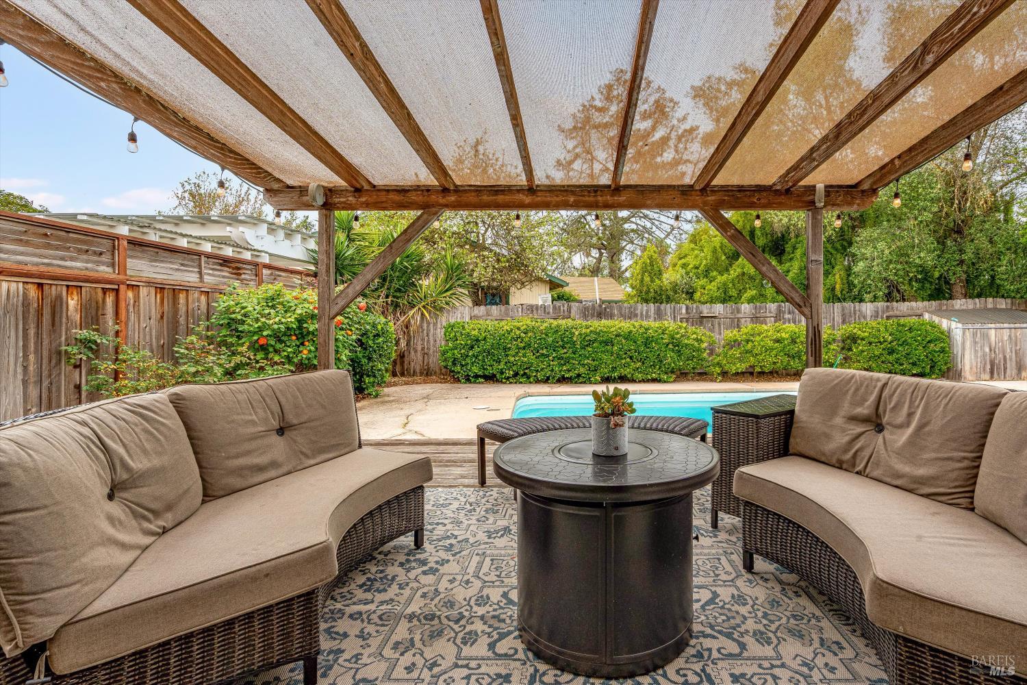 Detail Gallery Image 41 of 79 For 525 Oak Lake Ave, Santa Rosa,  CA 95409 - 5 Beds | 3 Baths