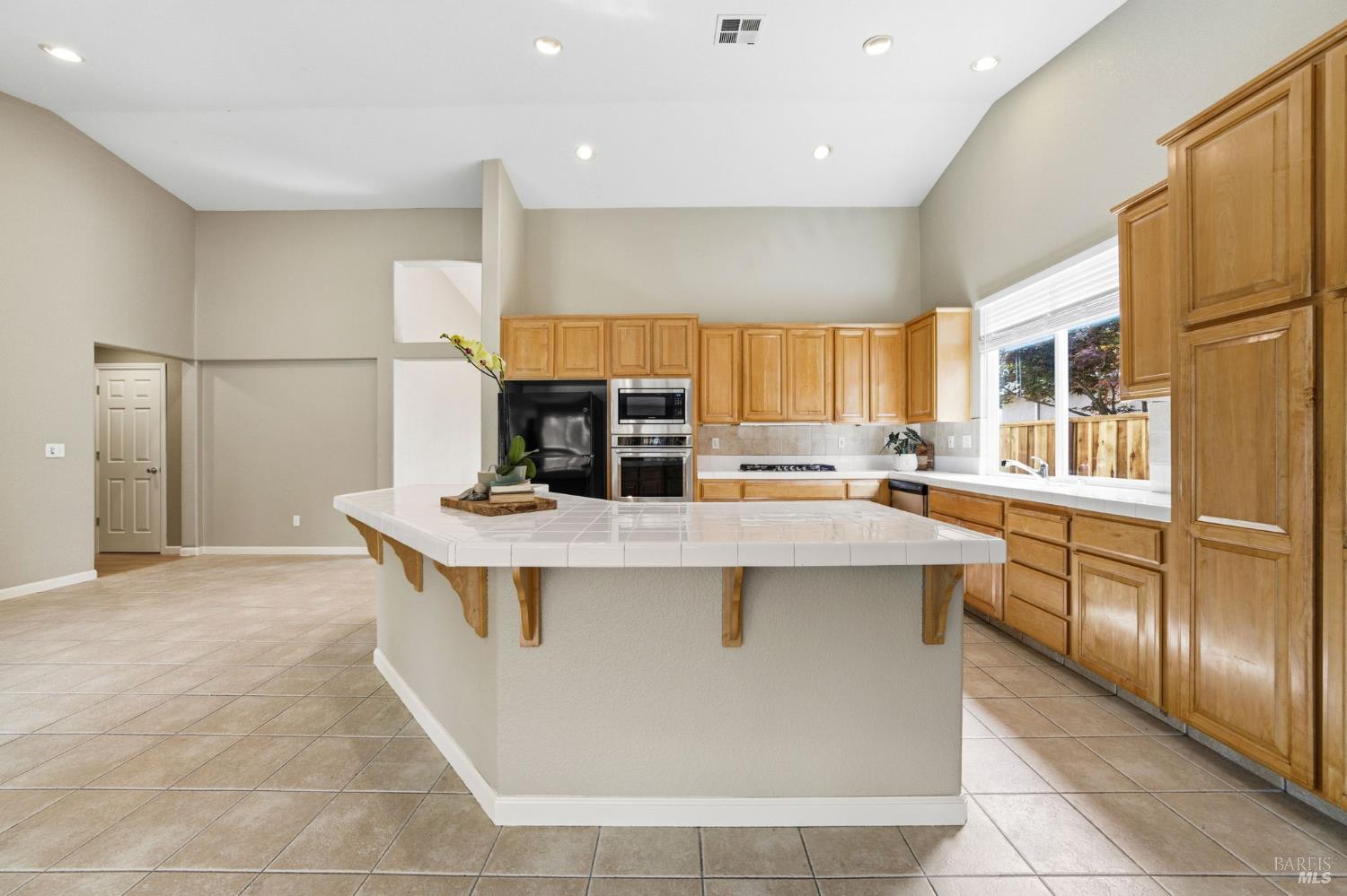 Detail Gallery Image 12 of 78 For 715 Antiquity Dr, Fairfield,  CA 94534 - 5 Beds | 2 Baths