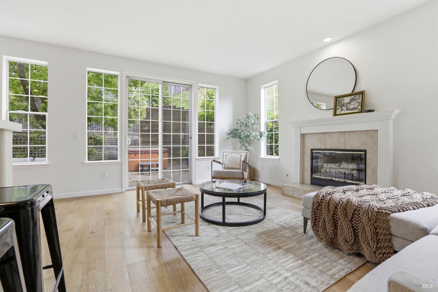 Detail Gallery Image 9 of 34 For 11 Red Oak Ct, Novato,  CA 94949 - 5 Beds | 3 Baths