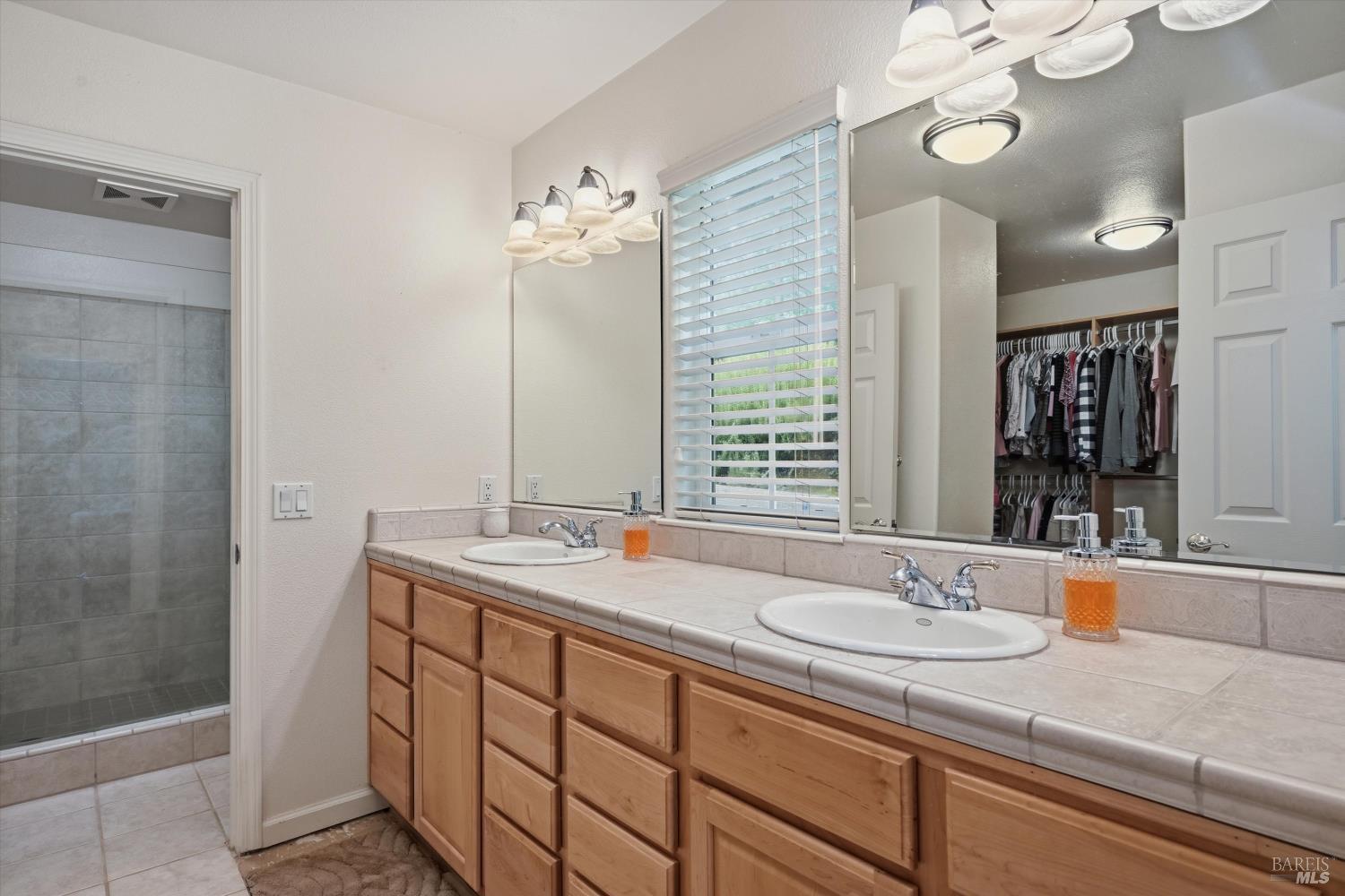 Detail Gallery Image 13 of 58 For 321 Portofino Way, Cloverdale,  CA 95425 - 4 Beds | 3 Baths