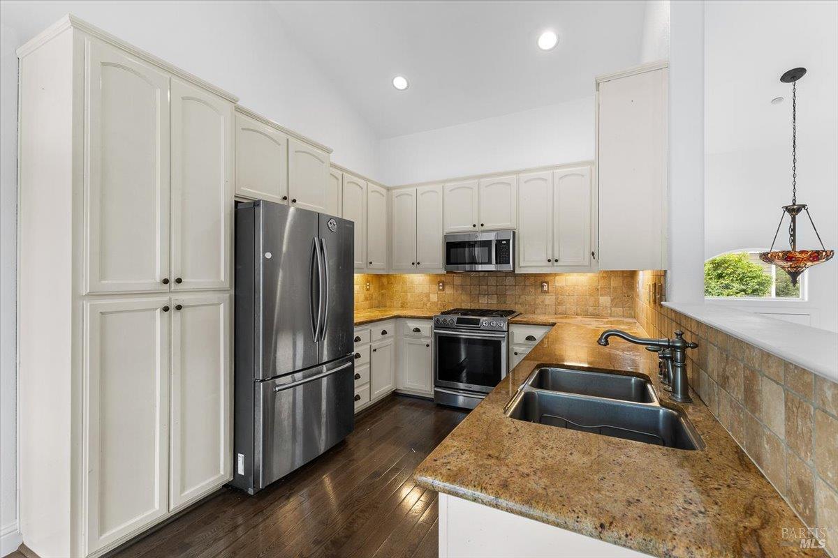 Detail Gallery Image 10 of 34 For 103 Paul Wittke Dr, Healdsburg,  CA 95448 - 4 Beds | 3 Baths