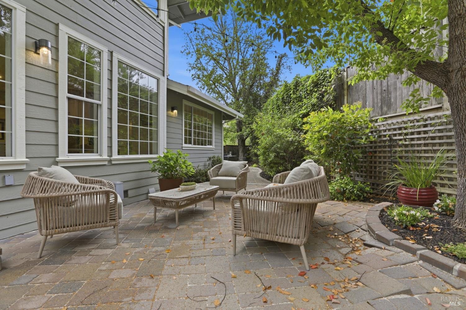 Detail Gallery Image 16 of 34 For 11 Red Oak Ct, Novato,  CA 94949 - 5 Beds | 3 Baths