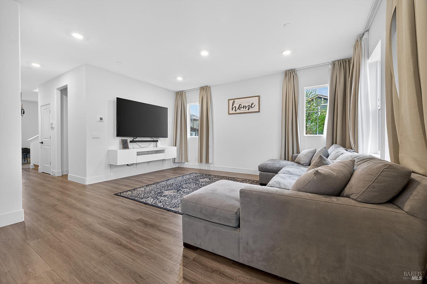 Detail Gallery Image 4 of 31 For 6042 Oxford Pl, Rohnert Park,  CA 94928 - 4 Beds | 2/1 Baths