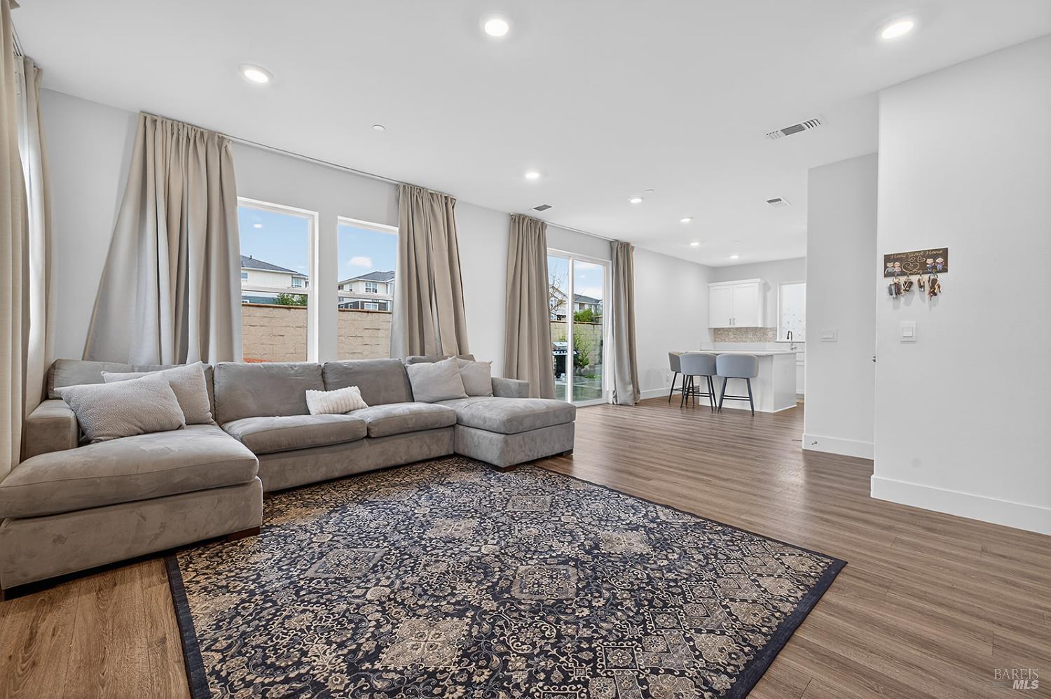 Detail Gallery Image 2 of 31 For 6042 Oxford Pl, Rohnert Park,  CA 94928 - 4 Beds | 2/1 Baths