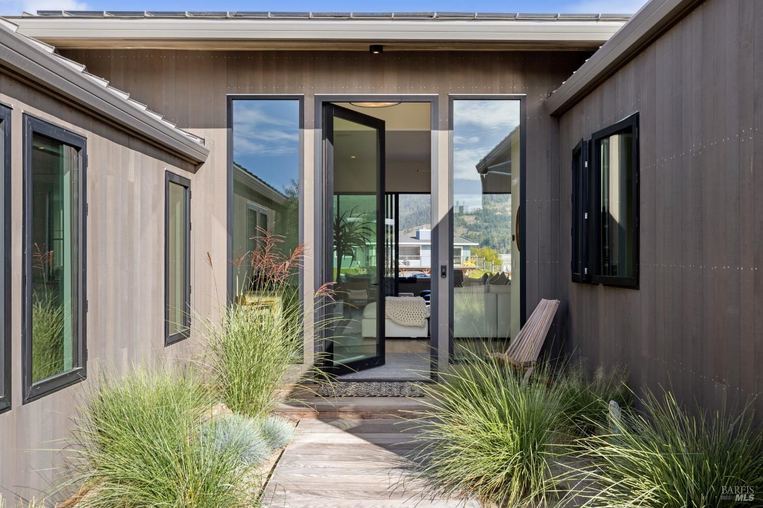 Detail Gallery Image 4 of 30 For 297 Seadrift Rd, Stinson Beach,  CA 94970 - 3 Beds | 2 Baths