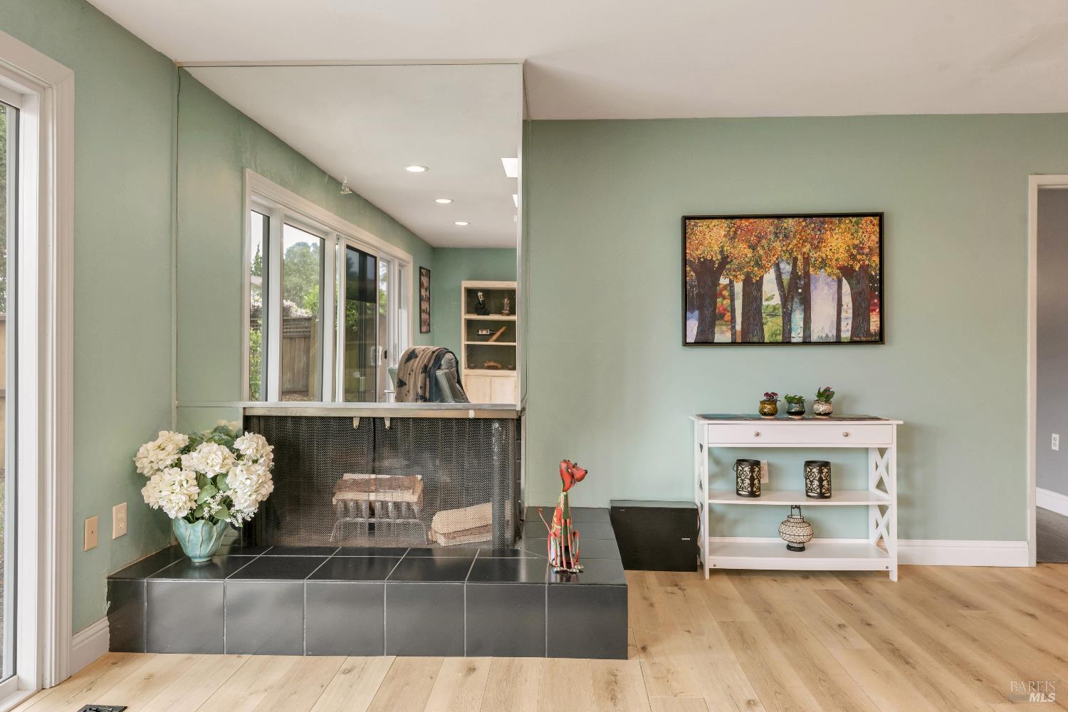 Detail Gallery Image 8 of 33 For 1250 Mission Dr, Sonoma,  CA 95476 - 3 Beds | 2 Baths