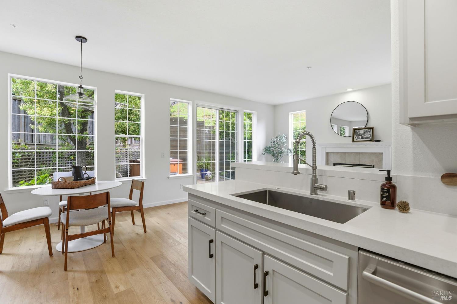 Detail Gallery Image 13 of 34 For 11 Red Oak Ct, Novato,  CA 94949 - 5 Beds | 3 Baths