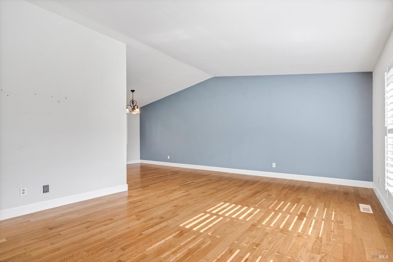 Detail Gallery Image 9 of 30 For 1569 Trellis Ln, Petaluma,  CA 94954 - 4 Beds | 3 Baths