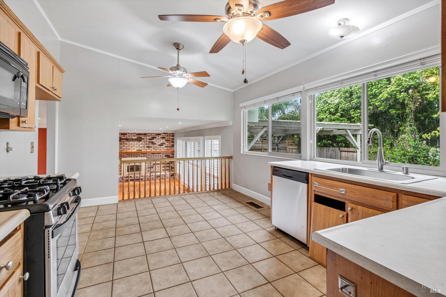 Detail Gallery Image 15 of 30 For 1569 Trellis Ln, Petaluma,  CA 94954 - 4 Beds | 3 Baths