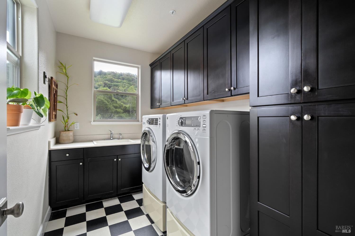 Detail Gallery Image 18 of 36 For 11 Edgehill Way, San Rafael,  CA 94903 - 4 Beds | 3/1 Baths