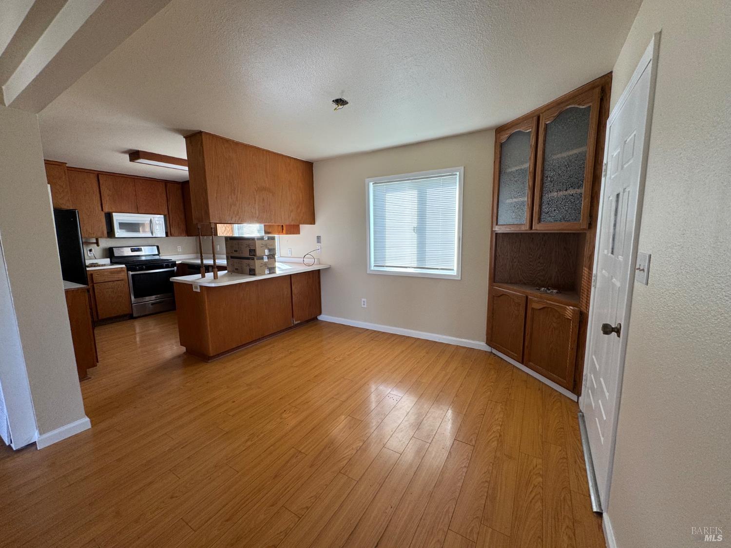 Detail Gallery Image 6 of 26 For 4553 Stony Point Rd, Santa Rosa,  CA 95407 - 3 Beds | 1 Baths