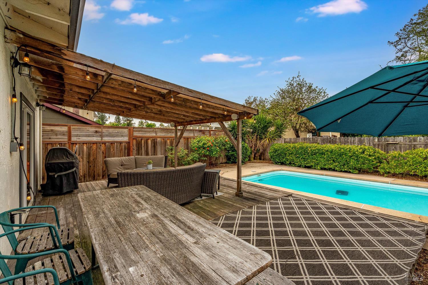 Detail Gallery Image 44 of 79 For 525 Oak Lake Ave, Santa Rosa,  CA 95409 - 5 Beds | 3 Baths