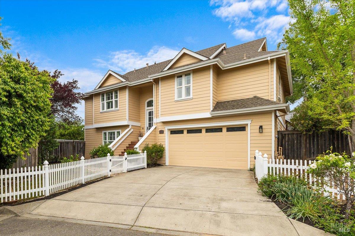 Detail Gallery Image 2 of 34 For 103 Paul Wittke Dr, Healdsburg,  CA 95448 - 4 Beds | 3 Baths