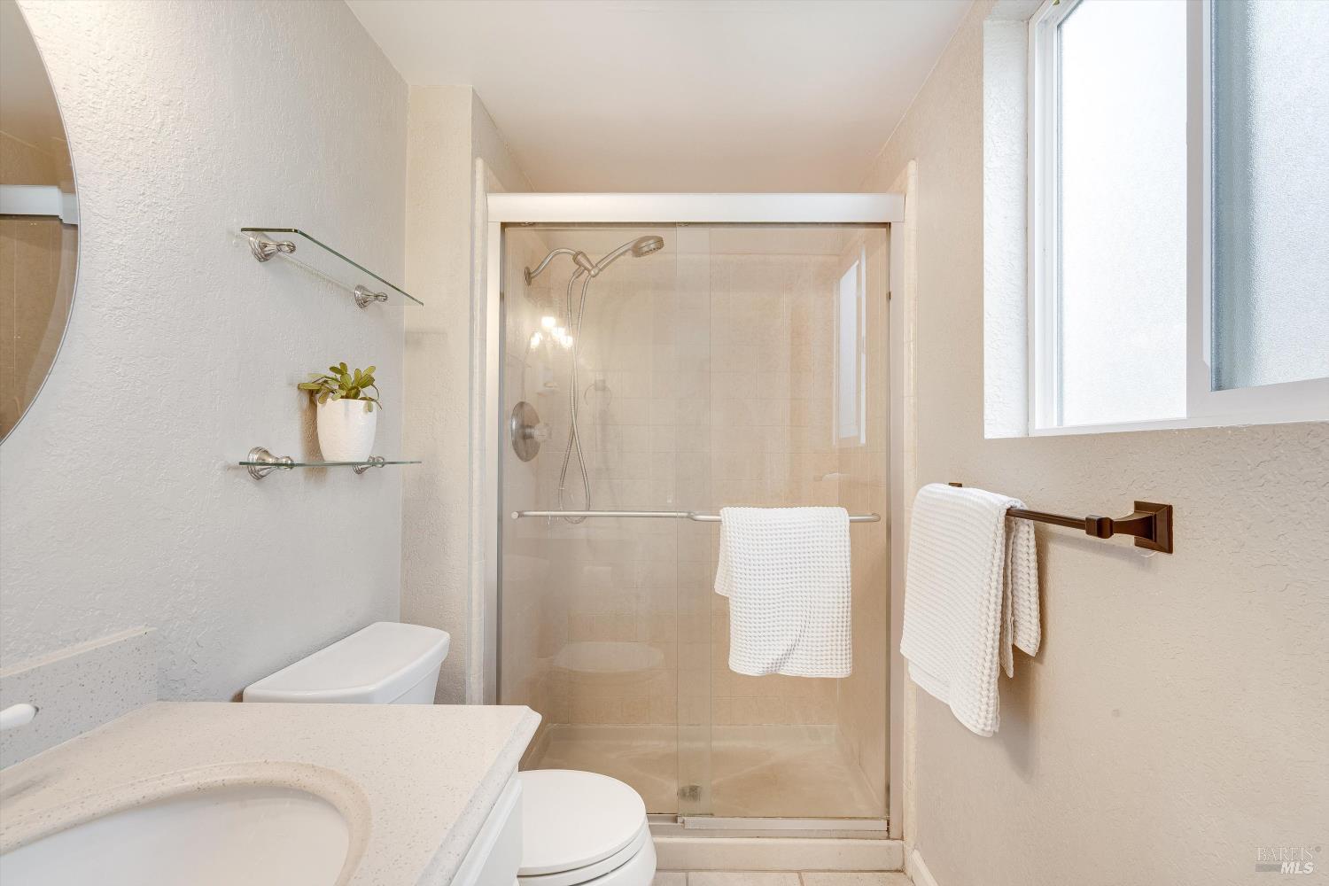 Detail Gallery Image 18 of 79 For 525 Oak Lake Ave, Santa Rosa,  CA 95409 - 5 Beds | 3 Baths