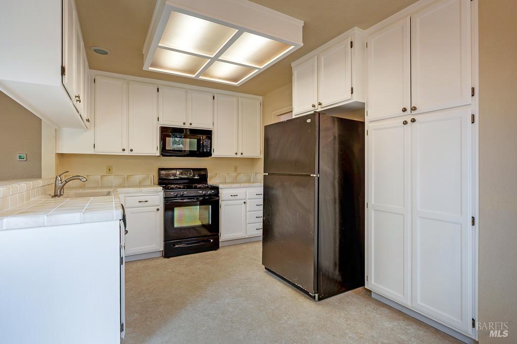 Detail Gallery Image 9 of 34 For 1924 Gambels Way, Santa Rosa,  CA 95403 - 4 Beds | 2/1 Baths