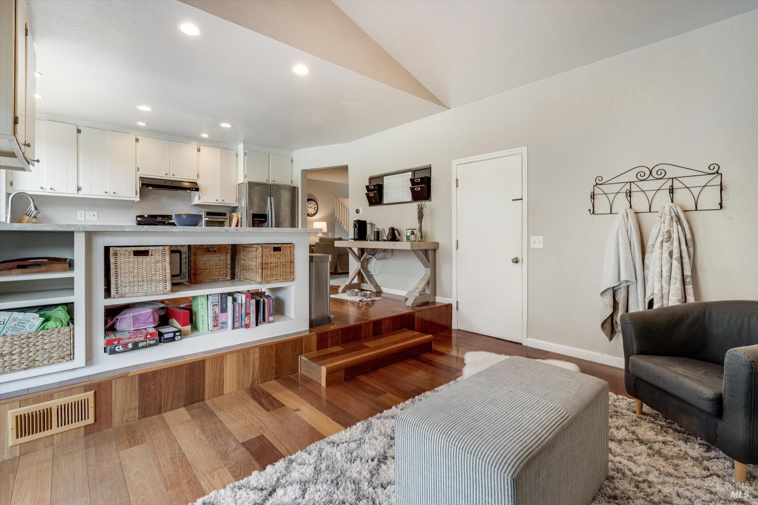 Detail Gallery Image 9 of 79 For 525 Oak Lake Ave, Santa Rosa,  CA 95409 - 5 Beds | 3 Baths