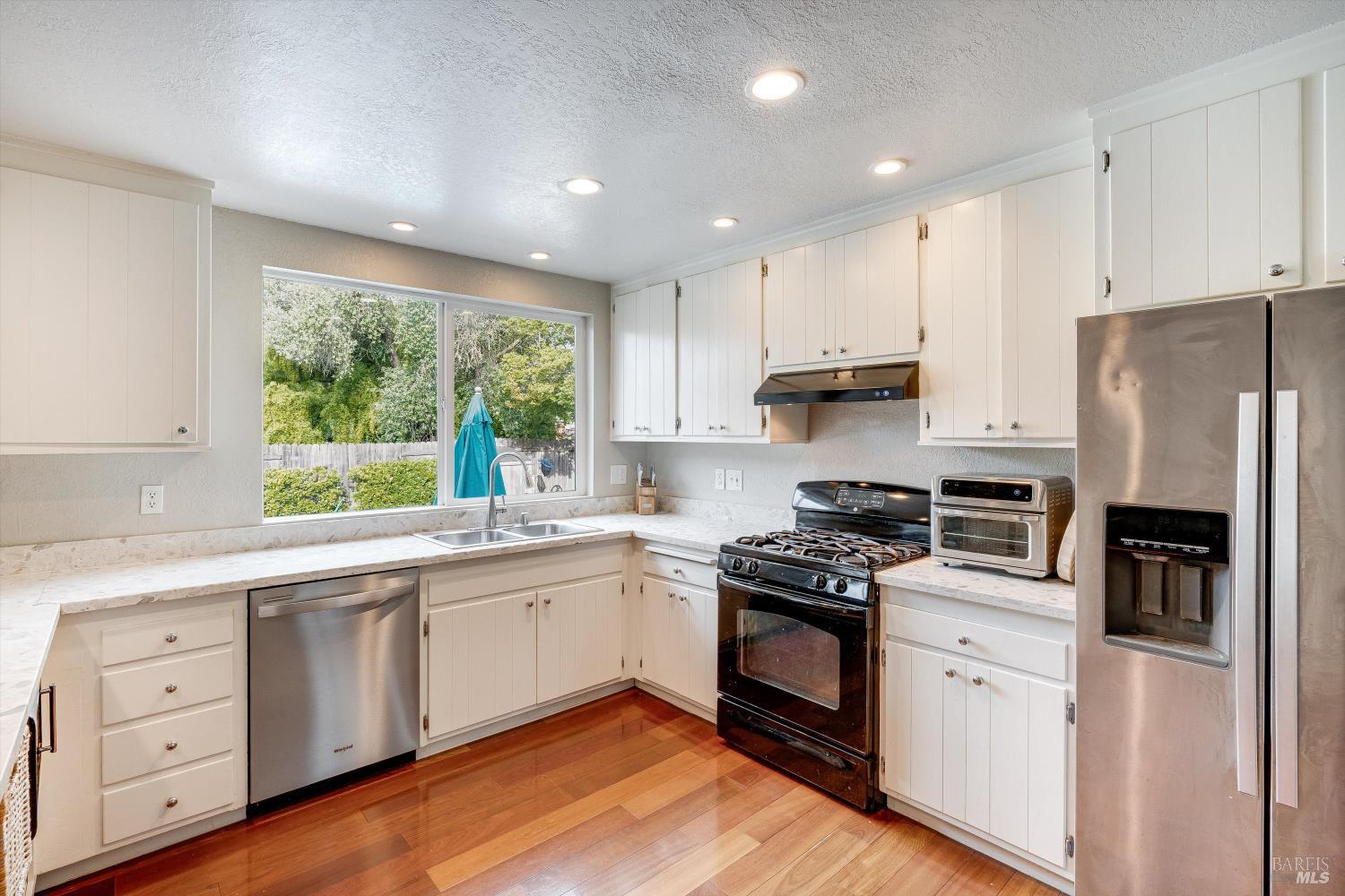 Detail Gallery Image 5 of 79 For 525 Oak Lake Ave, Santa Rosa,  CA 95409 - 5 Beds | 3 Baths