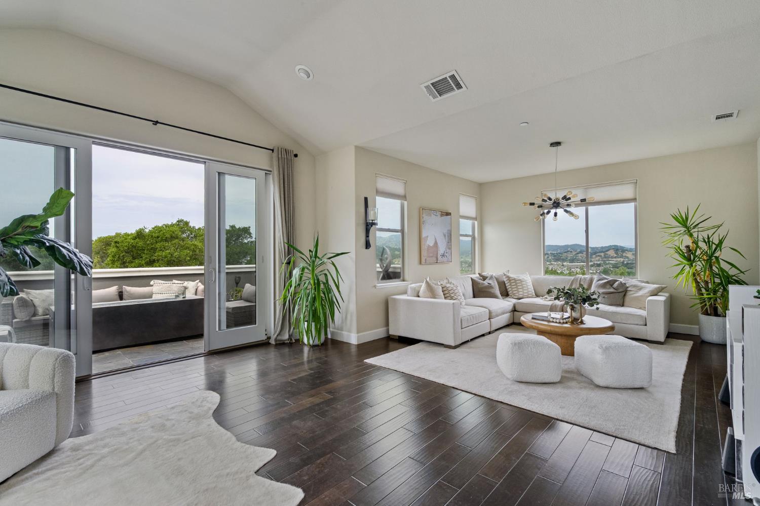 Detail Gallery Image 14 of 36 For 11 Edgehill Way, San Rafael,  CA 94903 - 4 Beds | 3/1 Baths