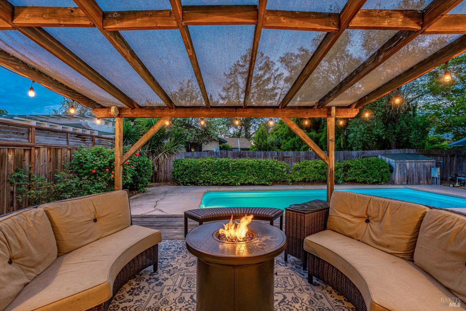 Detail Gallery Image 38 of 79 For 525 Oak Lake Ave, Santa Rosa,  CA 95409 - 5 Beds | 3 Baths