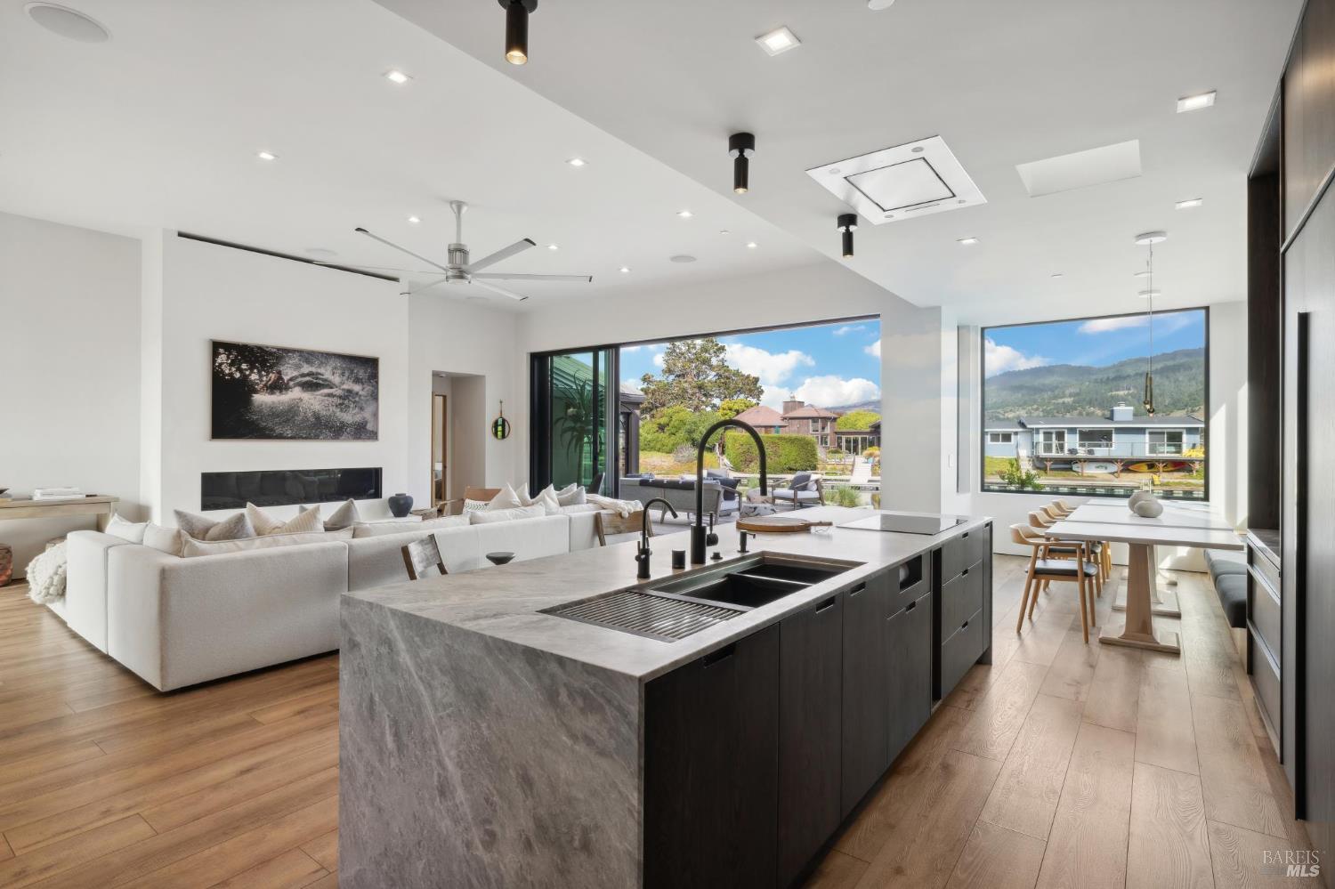 Detail Gallery Image 7 of 30 For 297 Seadrift Rd, Stinson Beach,  CA 94970 - 3 Beds | 2 Baths