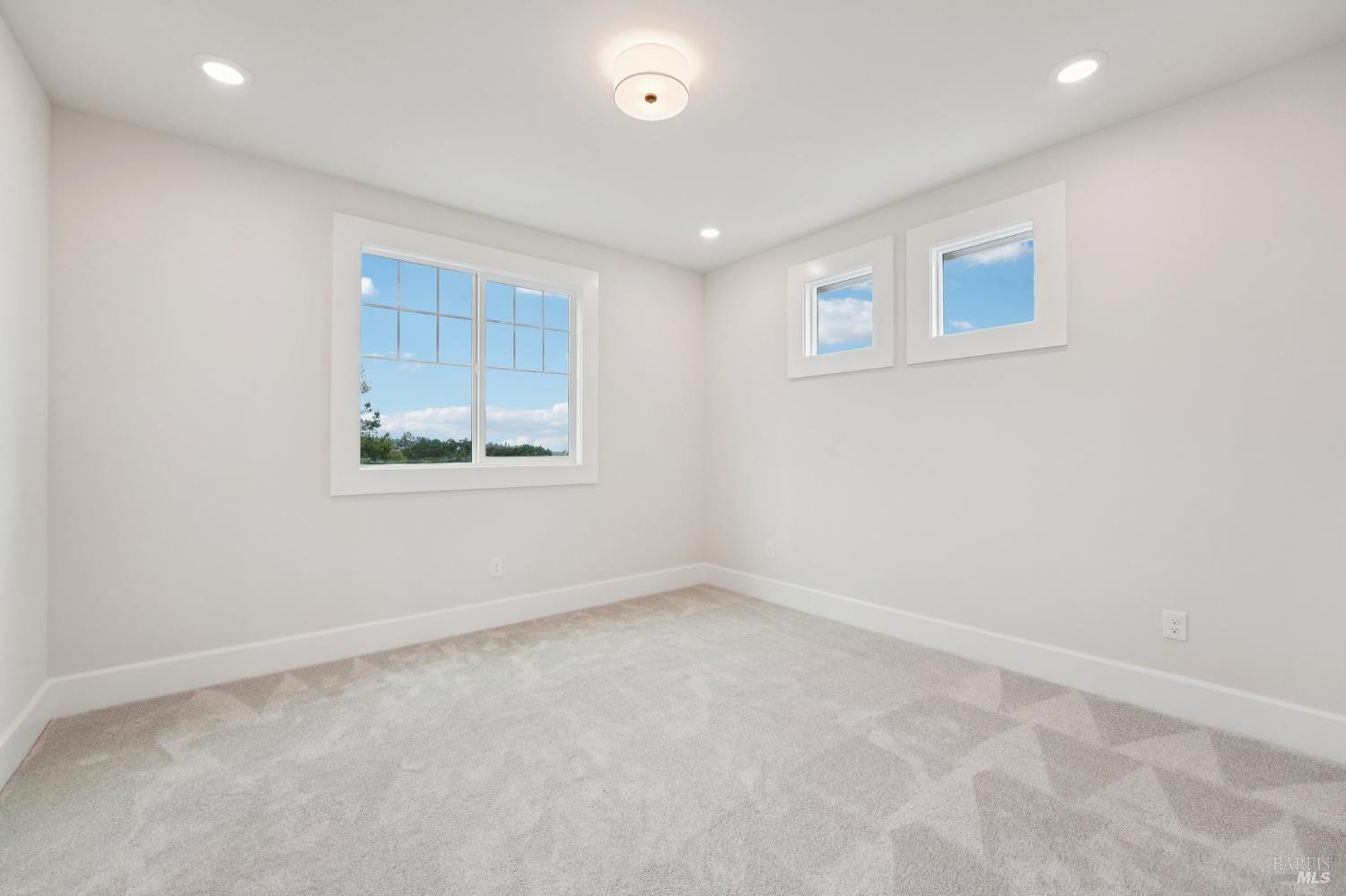 Detail Gallery Image 33 of 80 For 5663 Crystal Dr, Santa Rosa,  CA 95404 - 5 Beds | 3/1 Baths