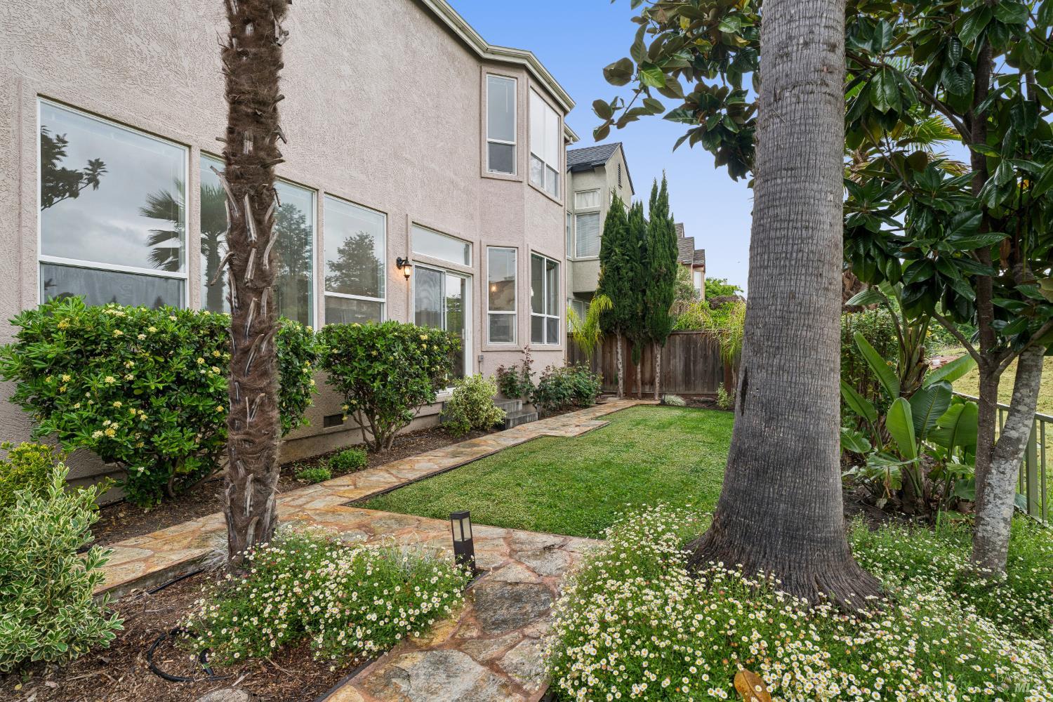 Detail Gallery Image 38 of 49 For 2147 Falcon Ridge Dr, Petaluma,  CA 94954 - 5 Beds | 2/1 Baths