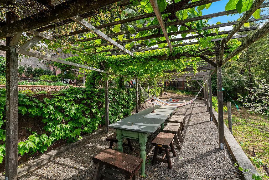 Detail Gallery Image 33 of 72 For 1212 N Fitch Mountain Rd, Healdsburg,  CA 95448 - 5 Beds | 3 Baths