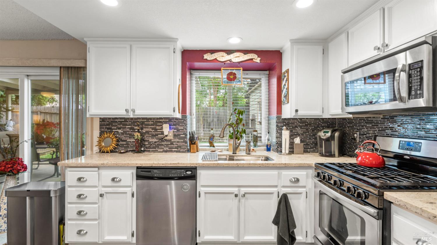 Detail Gallery Image 17 of 72 For 606 Sunnyvale Pl, Vacaville,  CA 95687 - 5 Beds | 2/1 Baths