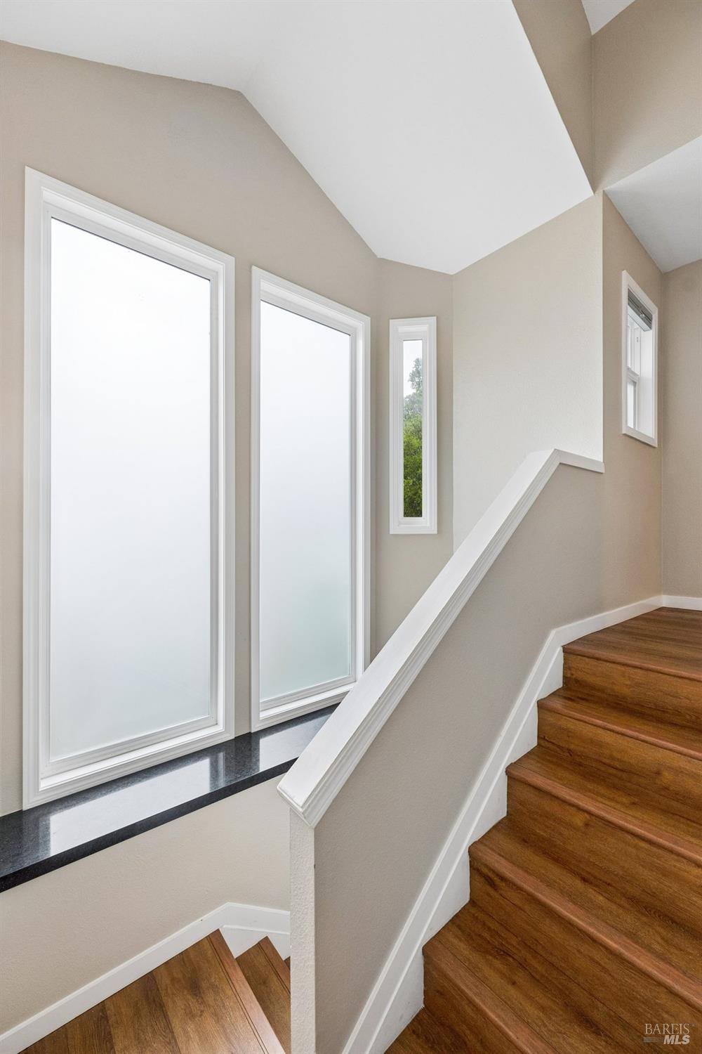 Detail Gallery Image 9 of 14 For 4 Courtney Ln, Mill Valley,  CA 94941 - 3 Beds | 2/1 Baths