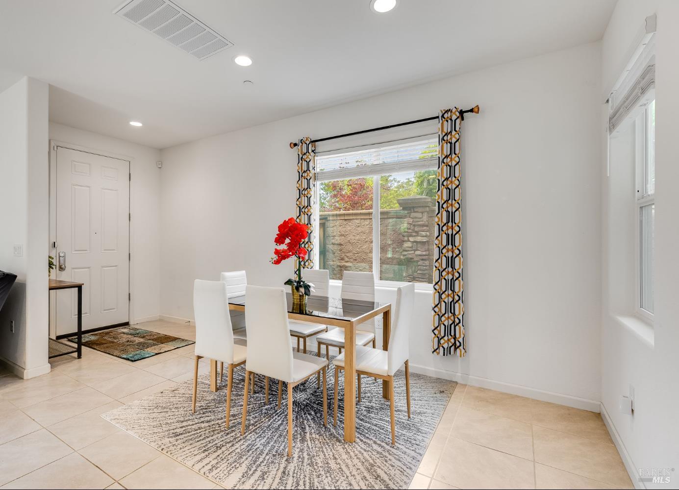 Detail Gallery Image 11 of 64 For 543 Vega Way, Vacaville,  CA 95687 - 3 Beds | 2/1 Baths